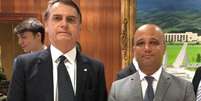 O presidente Jair Bolsonaro e o deputado federal eleito Major Vitor Hugo (PSL-GO), indicado líder do governo na Câmara  Foto: Facebook Major Vitor Hugo/Reprodução / Estadão Conteúdo