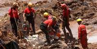 Equipe procura mortos ou sobreviventes na lama de Brumadinho  Foto: Adriano Machado / Reuters
