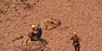 Em alguns pontos, equipes já trabalham sobre a lama seca em busca de vítimas.   Foto: Corpo de Bombeiros de MG/Divulgação / Estadão Conteúdo
