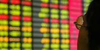 Investidor observa tela com movimento de mercados em Xangai 
25/07/2003
REUTERS/Claro Cortes IV  Foto: Reuters
