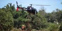 Helicóptero de buscas sobrevoa o rio Paraopeba após rompimento de barragem da Vale em Brumadinho (MG)  Foto: Adriano Machado / Reuters
