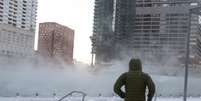 Homem se arrisca pelas ruas de Chicago com temperaturas abaixo de zero  Foto: Pinar Istek / Reuters