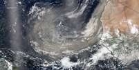 Imagens de satélite mostram com clareza a nuvem de poeira cruzando o Atlântico em direção ao continente americano  Foto: NASA / BBC News Brasil