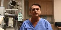 Em vídeo antes da cirurgia, Bolsonaro apareceu de avental azul num quarto do Hospital Albert Einstein   Foto: TWITTER/JAIR BOLSONARO / Estadão Conteúdo