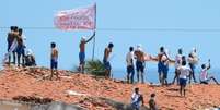 Presos rebelados na cadeia de Alcaçuz (RN), em janeiro de 2017  Foto: Agência Brasil / BBC News Brasil