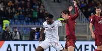 Kessie recebe a marcação de Zaniolo, que fez o gol da Roma (Foto: Tiziana Fabi / AFP)  Foto: LANCE!