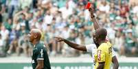 Deyverson recebe cartão vermelho no clássico contra o Corinthians  Foto: Marco Galvão/Fotoarena / Estadão Conteúdo