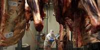 Trabalhador corta carnes em frigorífico
17/07/2013
REUTERS/Kacper Pempel  Foto: Reuters