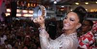 Viviane Araujo, rainha de bateria do Salgueiro, é conhecida pelo seu talento no tamborim e deu um show durante o ensaio na quadra da escola de samba carioca  Foto: AGNews, Anderson Borde / PurePeople