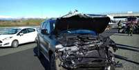 Carro de Douglas Costa ficou com a frente destruída (Foto: Reprodução /Corriere della Sera)  Foto: LANCE!