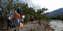 Venezuelanos atravessam fronteira da Venezuela com a Colômbia fugindo da crise no país  Foto: Carlos Garcia Rawlins / Reuters