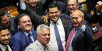 Novo presidente do Senado, Davi Alcolumbre (DEM-AP), rodeado por senadores
02/02/2019
Fabio Rodrigues Pozzebom/Agencia Brasil/Handout via REUTERS  Foto: Reuters