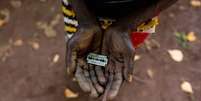 Mulher conhecida como 'talhadora' no Quênia mostra a lâmina que usa para mutilar diversas garotas  Foto: Getty Images / BBC News Brasil