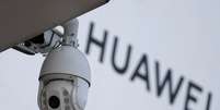 Câmera de segurança é vista perto de um logotipo da Huawei perto de um shopping na China. 29/01/2019. REUTERS/Jason Lee   Foto: Reuters