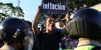 Manifestantes protestam contra a infla&ccedil;&atilde;o em Caracas
30/03/2017
REUTERS/Carlos Garcia Rawlins  Foto: Reuters