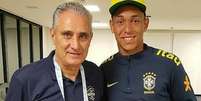 Cristian. que morreu durante incêndio no CT do Flamengo, posa ao lado do técnico Tite  Foto: Reprodução/Instagram / Estadão