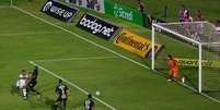 O jogador Edson Cariús do Ferroviário comemora o 2 gol na partida entre Ferroviário CE e Corinthians SP, válida pela Copa do Brasil 2019, no Estádio do Café em Londrina (PR), nesta quinta-feira (07)  Foto: MARCELO D. SANTS/ FRAMEPHOTO / Estadão Conteúdo