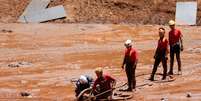 Equipes de resgate buscam vítimas de uma barragem de rejeitos em colapso de propriedade da mineradora brasileira Vale SA, em Brumadinho  Foto: Adriano Machado / Reuters