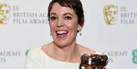 Olivia Colman com seu Bafta de atriz principal por sua atua&ccedil;&atilde;o em 'A Favorita'   Foto: Toby Melville / Reuters