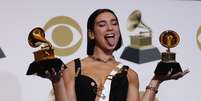 Dua Lipa e seus Grammy de Artista Revelação e pela música &#039;Electricity&#039;  Foto: Mario Anzuoni / Reuters