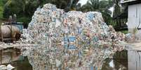 A cidade de Jenjarom agora se tornou sinônimo de resíduos plásticos  Foto: BBC News Brasil