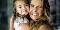 Filha de Deborah Secco, Maria Flor tem apenas 3 anos e já é sucesso nas redes sociais pela sua simpatia, fofura e desenvoltura diante das câmeras  Foto: Divulgação / PurePeople