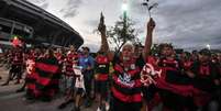Torcedores prestam homenagem &agrave;s v&iacute;timas do inc&ecirc;ndio no alojamento do CT do Flamengo, dando volta no est&aacute;dio Maracan&atilde;  Foto: Nayra Halm / Fotoarena / Estad&atilde;o