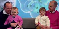 Simon e Graeme Berney-Edwards com seus filhos Alexandra e Calder  Foto: BBC News Brasil