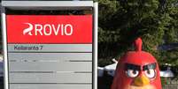 Placa e boneco de um angry bird em frente a sede da Rovio em Espoo, Finl&acirc;ndia. 02/03/2018
REUTERS/Jussi Rosendahl   Foto: Reuters