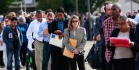 Pessoas aguardam em feira de empregos em Uniondale, nos Estados Unidos
07/10/2014
REUTERS/Shannon Stapleton  Foto: Reuters