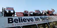 Manifestantes favoráveis ao Brexit protestam do lado de fora do Parlamento em Londres
14/02/2019 REUTERS/Hannah McKay   Foto: Reuters