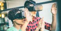 Pessoas testam óculos de realidade virtual (imagem ilustrativa)  Foto: ViewApart / iStock