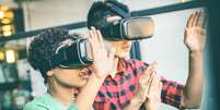 Pessoas testam &oacute;culos de realidade virtual (imagem ilustrativa)  Foto: ViewApart / iStock