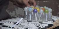 Poeta já chegou a encontrar mais de 50 frascos de lança-perfume em praça da Cidade Tiradentes.  Foto: Reprodução de cena de 'Lança' (2018) / Divulgação / Estadão