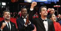 O diretor e roteirista Wagner Moura e os atores Bella Camero, Seu Jorge e Bruno Gagliasso chegam para a exibição do filme "Marighella" no 69º Festival Internacional de Cinema de Berlinale, em Berlim, Alemanha  Foto: Hannibal Hanschke / Reuters