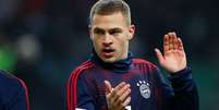 Joshua Kimmich se aquece antes de partida do Bayern de Munique contra o Hertha Berlim
06/02/2019 REUTERS/Hannibal Hanschke  Foto: Reuters