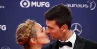 Novak Djokovic beija a esposa Jelena ao chegar à cerimônia do Prêmio Laureaus  Foto: Eric Gaillard / Reuters