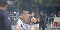 Torcedores do Vasco s&atilde;o dispersados com bombas lan&ccedil;adas por policiais militares em acesso do Est&aacute;dio do Maracan&atilde;, na zona norte do Rio de Janeiro, na tarde este domingo (17), depois do Juizado Especial Criminal (Jecrim) determinar port&otilde;es fechados na partida entre Vasco e Fluminense pela final da Ta&ccedil;a Guanabara 2019.  Foto: Marcelo de Jesus/ RAW IMAGE / Estad&atilde;o Conte&uacute;do
