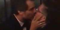 O beijo entre dois amigos de longa data ganhou conotação política   Foto: Reprodução