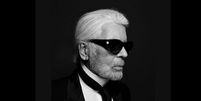 Karl Lagerfeld em foto oficial da Maison Chanel (Reprodução/Instagram/@chaneloficial)  Foto: Elas no Tapete Vermelho