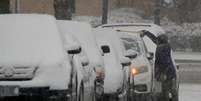 Morador tira neve de cima de carro em Washington
20/02/2019 REUTERS/Carlos Barria  Foto: Reuters