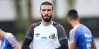 Vanderlei ajeita luvas em treino no Santos  Foto: Guilherme Dion&iacute;zio / Estad&atilde;o Conte&uacute;do