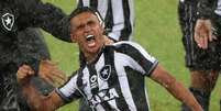 Erik comemora o gol do Botafogo  Foto: Pilar Olivares / Reuters