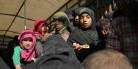 Crian&ccedil;as na parte de tr&aacute;s de caminh&atilde;o perto de Baghouz, na S&iacute;ria
20/02/2019 REUTERS/Rodi Said  Foto: Reuters