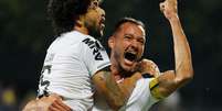 Rever comemora o gol do Atletico-MG com Luan  Foto: Andres Stapff / Reuters