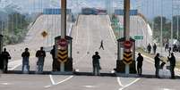Militares venezuelanos bloqueiam ponte na fronteira com a Colômbia  Foto: ANSA / Ansa - Brasil