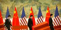 Assessores preparam cenário para fotos de líderes dos Estados Unidos e da China que negociam um acordo comercial. 15/2/2019. Mark Schiefelbein  Foto: Reuters