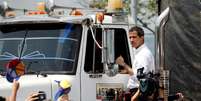 Juan Guaidó, líder da oposição e autoproclamado presidente da Venezuela, participa de ação que busca entrar em seu país pela Colômbia com caminhão de suprimentos  Foto: Marco Bello / Reuters