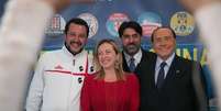 Salvini com Giorgia Meloni e Silvio Berlusconi, seus aliados na direita, e o candidato Christian Solinas (ao fundo)  Foto: ANSA / Ansa - Brasil