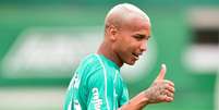 Deyverson, jogador do Palmeiras, durante treino na Academia de Futebol da Barra Funda, na Zona Oeste da capital paulista  Foto: FERNANDO DANTAS / Gazeta Press